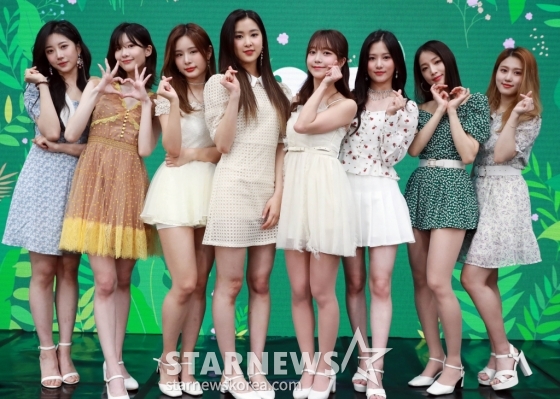 그룹 네이처 오로라, 선샤인, 루, 유채, 소희, 채빈, 새봄, 하루가 30일 오전 서울 강남구 잠원동 연습실에서 진행된 '온택트 팬미팅' 리허설을 하고 있다.