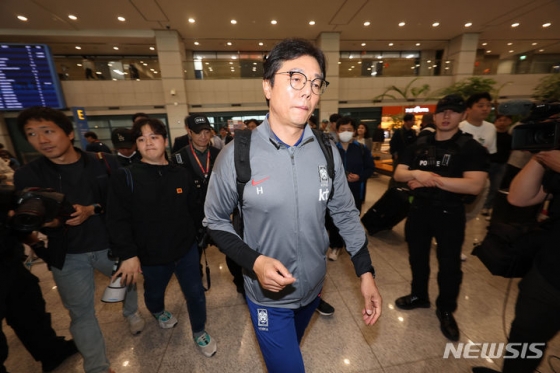 황선홍 U-23 축구 국가대표팀 감독이 27일 오후 인천국제공항에서 귀국 인터뷰 후 입국장을 나서고 있다. /사진제공=뉴시스