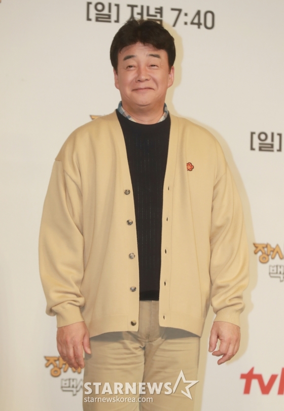 요리연구가 백종원이 29일 오전 서울 마포구 도화동 서울가든호텔에서 열린 tvN 신규 예능 '장사천재 백사장' 제작발표회에 참석해 포즈를 취하고 있다. 대한민국 최고의 외식 경영 전문가 백종원이 한식 불모지에서 직접 창업부터 운영까지 나서는 백종원의 세계 밥장사 도전기를 그린 '장사천재 백사장'은 4월 2일 첫 방송된다. /2023.03.29