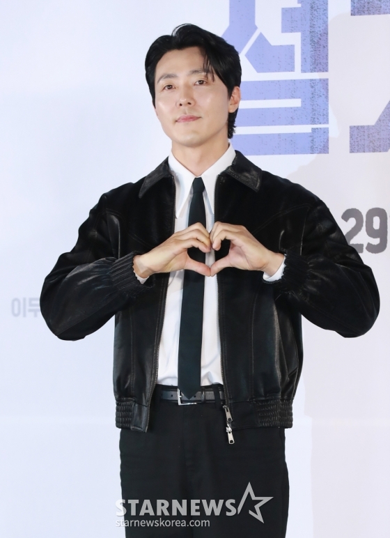 배우 이무생이 29일 오전 서울 CGV용산아이파크몰에서 진행된 영화 '설계자'(감독 이요섭) 제작발표회에 참석해 포즈를 취하고 있다. 의뢰받은 청부 살인을 완벽한 사고사로 조작하는 설계자 ‘영일’(강동원)이 예기치 못한 사건에 휘말리며 벌어지는 이야기를 그린 영화 '설계자'는 내달 29일 개봉한다. /2024.04.29 /사진=이동훈
