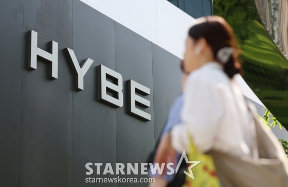 (서울=뉴스1) 김민지 기자 = 29일 오전 서울 용사구 하이브 사옥 앞으로 시민이 지나가고 있다. 최근 하이브는 경영권 탈취 의혹과 관련해 민희진 어도어 대표를 업무상 배임 혐의로 고발했으며, 오는 30일 어도어 이사회 소집을 요구했다. 2024.4.29/뉴스1 Copyright (C) 뉴스1. All rights reserved. 무단 전재 및 재배포, AI학습 이용 금지. /사진=(서울=뉴스1) 김민지 기자
