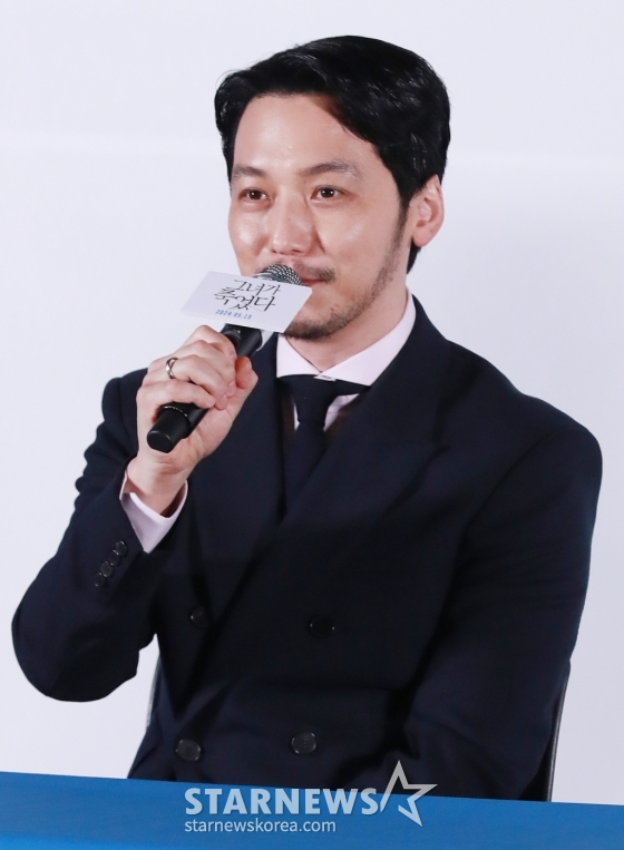 배우 변요한이 29일 서울 CGV용산아이파크몰에서 진행된 영화 '그녀가 죽었다'(감독 김세휘) 언론시사회 및 간담회에 참석해 질문에 답하고 있다. 훔쳐보기가 취미인 공인중개사 정태(변요한)가 자신이 관찰하던 인플루언서 소라(신혜선)를 죽였다는 누명을 벗기 위해 벌이는 분투를 그린 영화 '그녀가 죽었다'는 오는 5월 15일 개봉한다. /2024.04.29 /사진=이동훈