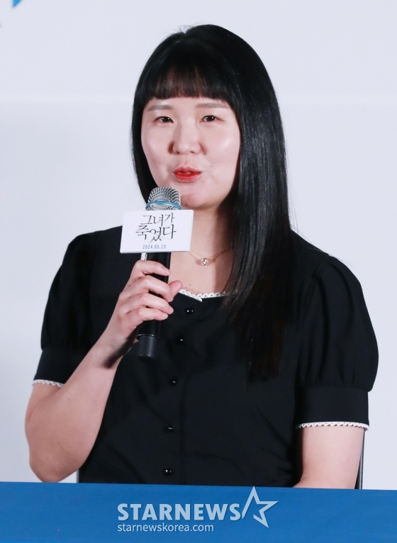김세휘 감독이 29일 서울 CGV용산아이파크몰에서 진행된 영화 '그녀가 죽었다'(감독 김세휘) 언론시사회 및 간담회에 참석해 질문에 답하고 있다. 훔쳐보기가 취미인 공인중개사 정태(변요한)가 자신이 관찰하던 인플루언서 소라(신혜선)를 죽였다는 누명을 벗기 위해 벌이는 분투를 그린 영화 '그녀가 죽었다'는 오는 5월 15일 개봉한다. /2024.04.29 /사진=이동훈