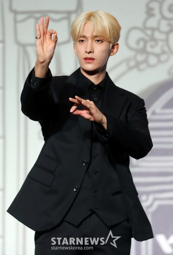 그룹 세븐틴(Seventeen) 도겸이29일 오후 서울 여의도 콘래드호텔 그랜드 볼룸에서 베스트 앨범 '17 IS RIGHT HERE' 발매 기념 글로벌 기자간담회를 열고 포즈를 취하고 있다. 이번 베스트 앨범 '17 IS RIGHT HERE'은 9년의 발자취를 담는 동시에 지난 시간을 기념하며 우리만의 공간에서 영원히 함께할 것임을 약속하는 앨범으로 총 33개의 트랙으로 한국 앨범 타이틀 20곡과 일본 앨범 타이틀 8곡, '아낀다', 타이틀 곡 'MAESTRO& /사진=임성균