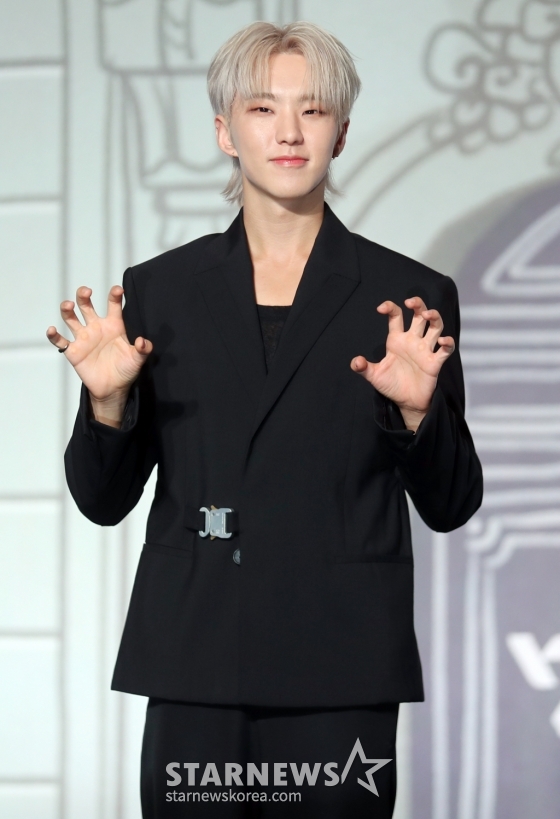 그룹 세븐틴(Seventeen) 호시가 29일 오후 서울 여의도 콘래드호텔 그랜드 볼룸에서 베스트 앨범 '17 IS RIGHT HERE' 발매 기념 글로벌 기자간담회를 열고 포즈를 취하고 있다. 이번 베스트 앨범 '17 IS RIGHT HERE'은 9년의 발자취를 담는 동시에 지난 시간을 기념하며 우리만의 공간에서 영원히 함께할 것임을 약속하는 앨범으로 총 33개의 트랙으로 한국 앨범 타이틀 20곡과 일본 앨범 타이틀 8곡, '아낀다', 타이틀 곡 'MAESTRO /사진=임성균