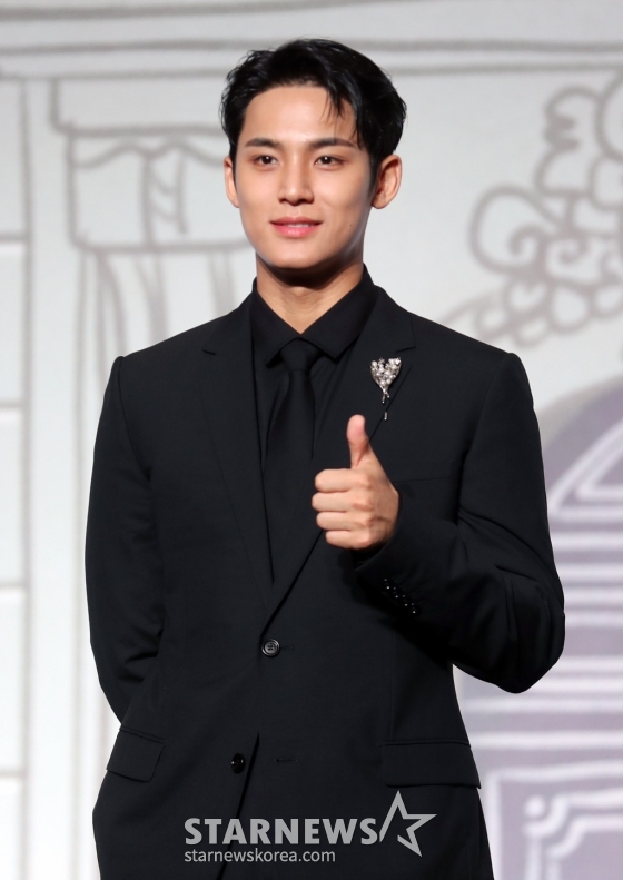 그룹 세븐틴(Seventeen) 민규가 29일 오후 서울 여의도 콘래드호텔 그랜드 볼룸에서 베스트 앨범 '17 IS RIGHT HERE' 발매 기념 글로벌 기자간담회를 열고 포즈를 취하고 있다. 이번 베스트 앨범 '17 IS RIGHT HERE'은 9년의 발자취를 담는 동시에 지난 시간을 기념하며 우리만의 공간에서 영원히 함께할 것임을 약속하는 앨범으로 총 33개의 트랙으로 한국 앨범 타이틀 20곡과 일본 앨범 타이틀 8곡, '아낀다', 타이틀 곡 'MAESTRO /사진=임성균