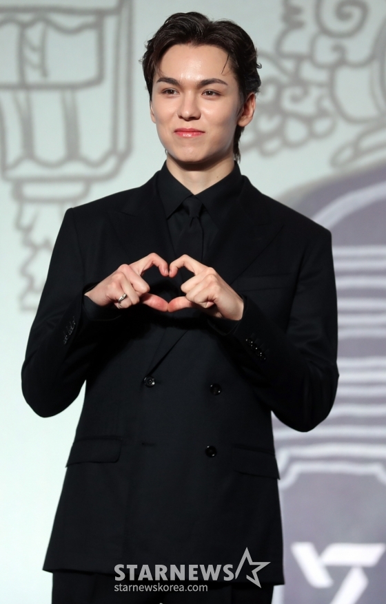 그룹 세븐틴(Seventeen) 버논이 29일 오후 서울 여의도 콘래드호텔 그랜드 볼룸에서 베스트 앨범 '17 IS RIGHT HERE' 발매 기념 글로벌 기자간담회를 열고 포즈를 취하고 있다. 이번 베스트 앨범 '17 IS RIGHT HERE'은 9년의 발자취를 담는 동시에 지난 시간을 기념하며 우리만의 공간에서 영원히 함께할 것임을 약속하는 앨범으로 총 33개의 트랙으로 한국 앨범 타이틀 20곡과 일본 앨범 타이틀 8곡, '아낀다', 타이틀 곡 'MAESTRO /사진=임성균