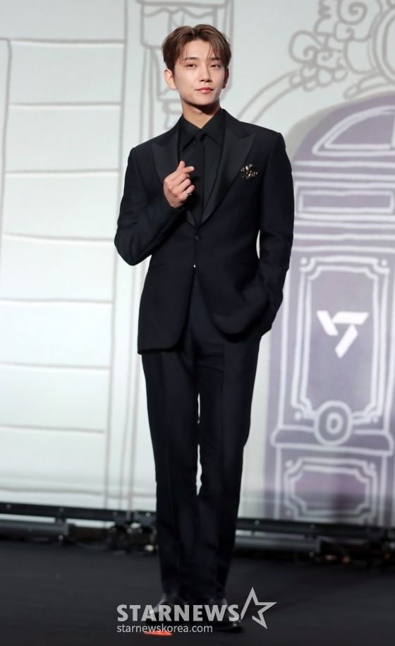 그룹 세븐틴(Seventeen) 조슈아가29일 오후 서울 여의도 콘래드호텔 그랜드 볼룸에서 베스트 앨범 '17 IS RIGHT HERE' 발매 기념 글로벌 기자간담회를 열고 포즈를 취하고 있다. 이번 베스트 앨범 '17 IS RIGHT HERE'은 9년의 발자취를 담는 동시에 지난 시간을 기념하며 우리만의 공간에서 영원히 함께할 것임을 약속하는 앨범으로 총 33개의 트랙으로 한국 앨범 타이틀 20곡과 일본 앨범 타이틀 8곡, '아낀다', 타이틀 곡 'MAESTRO /사진=임성균