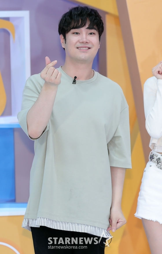 방송인이 유재환이 25일 오후 서울 마포구 상암동 tbs 오픈스튜디오에서 열린 '팩트인스타' 녹화 현장 공개에 참석해 포즈를 취하고 있다.
