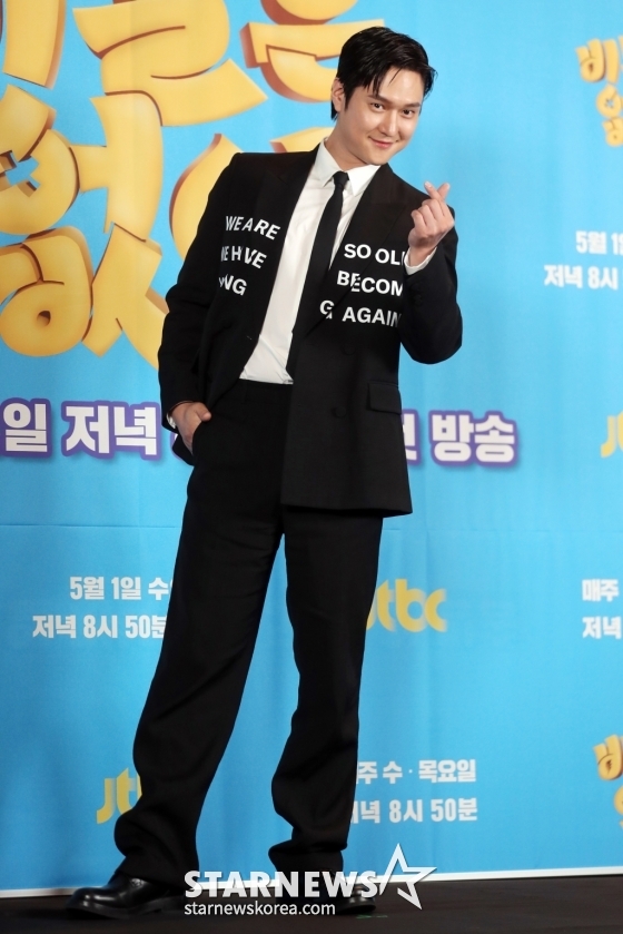 배우 고경표가 30일 오후 서울 영등포구 라마다 서울 신도림 호텔에서 열린 JTBC 수목드라마 '비밀은 없어' 제작발표회에 참석해 포즈를 취하고 있다.