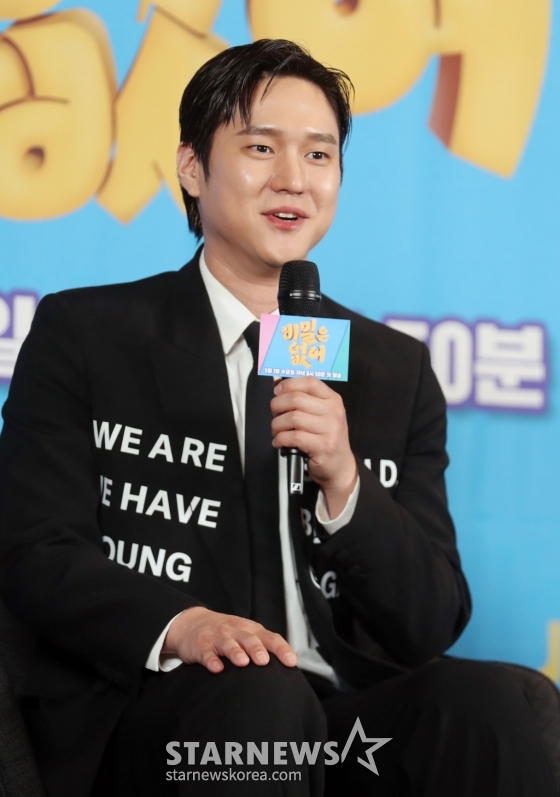 배우 고경표가 30일 오후 서울 영등포구 라마다 서울 신도림 호텔에서 열린 JTBC 수목드라마 '비밀은 없어' 제작발표회에 참석해 취재진의 질문에 답하고 있다. 드라마 '비밀은 없어' 는 통제 불능 혓바닥 헐크가 된 아나운서 송기백이 열정 충만 예능작가 온우주를 만나며 겪게 되는 유치하고 발칙한 인생 반전 코믹 멜로 드라마로 오는 5월 1일 첫 방송된다. 2024.04.30 /사진=임성균