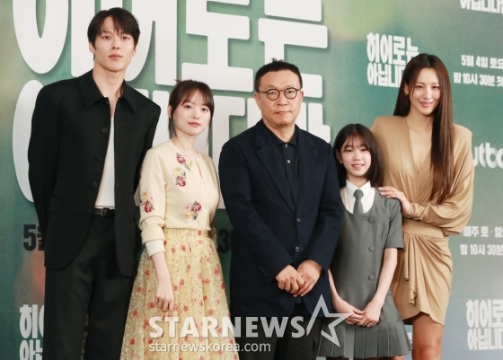 배우 장기용, 천우희, 조현탁 감독, 배우 박소이, 수현이 2일 오후 서울 마포구 상암동 스탠포드호텔에서 진행된 JTBC 드라마 '히어로는 아닙니다만' 제작발표회에 참석해 포즈를 취하고 있다. /2024.05.02 /사진=이동훈