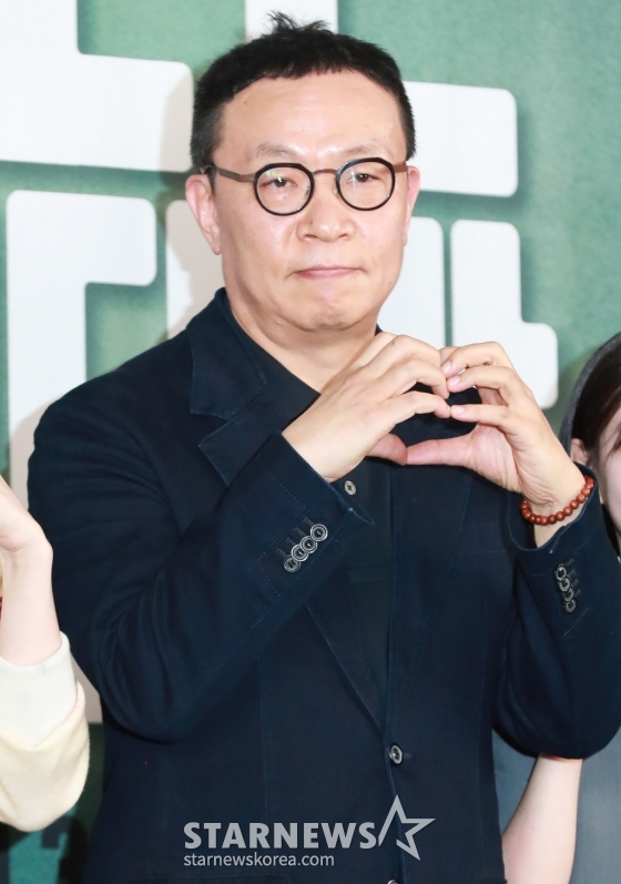 조현탁 감독이 2일 오후 서울 마포구 상암동 스탠포드호텔에서 진행된 JTBC 드라마 '히어로는 아닙니다만' 제작발표회에 참석해 포즈를 취하고 있다. /2024.05.02 /사진=이동훈