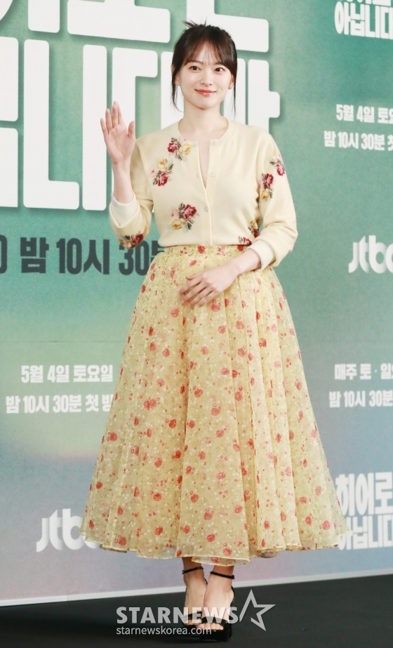 배우 천우희가 2일 오후 서울 마포구 상암동 스탠포드호텔에서 진행된 JTBC 드라마 '히어로는 아닙니다만' 제작발표회에 참석해 포즈를 취하고 있다. /2024.05.02 /사진=이동훈