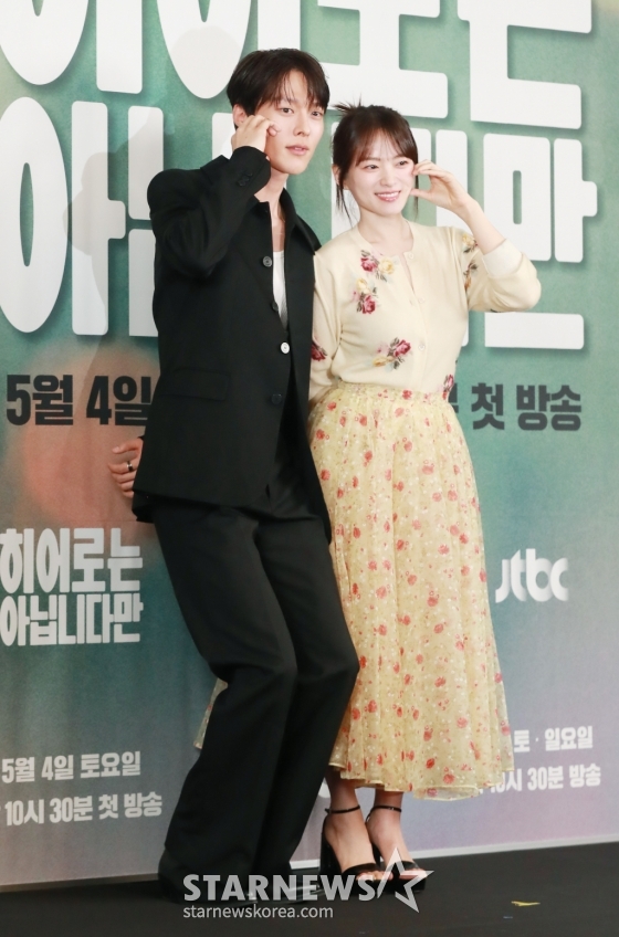 배우 장기용, 천우희가 2일 오후 서울 마포구 상암동 스탠포드호텔에서 진행된 JTBC 드라마 '히어로는 아닙니다만' 제작발표회에 참석해 포즈를 취하고 있다. /2024.05.02 /사진=이동훈