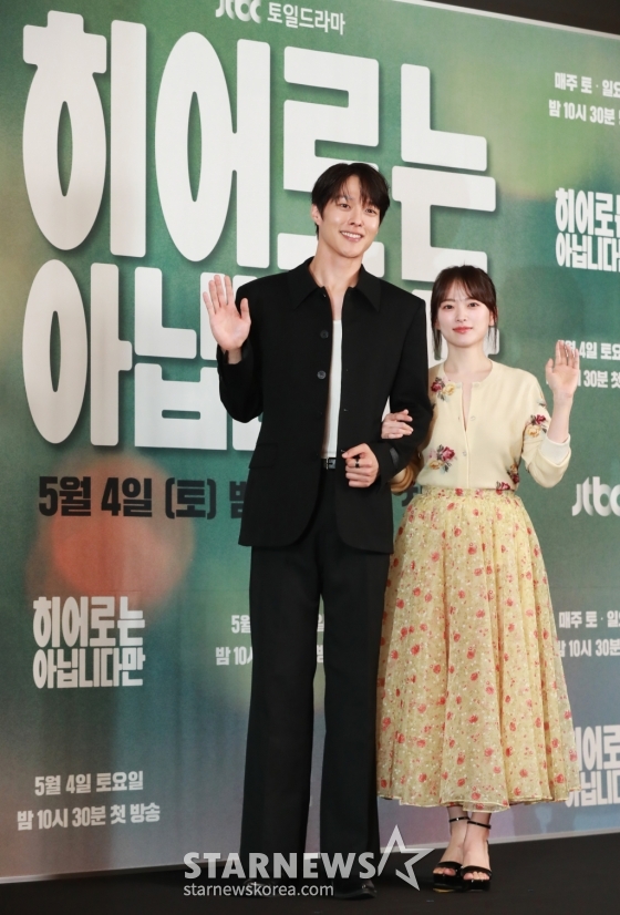 배우 장기용, 천우희가 2일 오후 서울 마포구 상암동 스탠포드호텔에서 진행된 JTBC 드라마 '히어로는 아닙니다만' 제작발표회에 참석해 포즈를 취하고 있다. /2024.05.02 /사진=이동훈