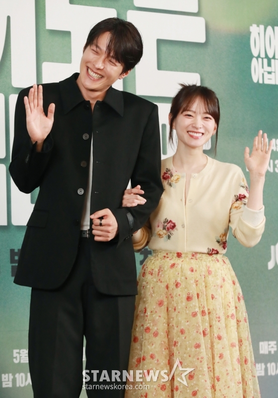 배우 장기용, 천우희가 2일 오후 서울 마포구 상암동 스탠포드호텔에서 진행된 JTBC 드라마 '히어로는 아닙니다만' 제작발표회에 참석해 포즈를 취하고 있다. /2024.05.02 /사진=이동훈