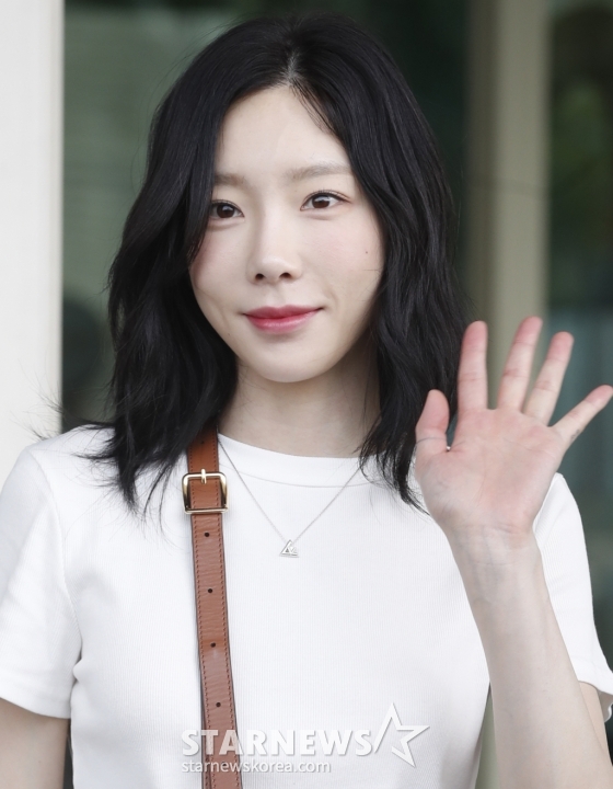(인천공항=뉴스1) 권현진 기자 = 소녀시대 태연이 아시아 투어를 위해 21일 인천국제공항에 도착해 인도네시아 자카르타로 출국하기 전 인사를 하고 있다. 2023.7.21/뉴스1 Copyright (C) 뉴스1. All rights reserved. 무단 전재 및 재배포 금지. /사진=(인천공항=뉴스1) 권현진 기자