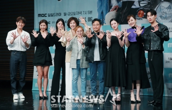 배우 서준영, 양정아, 엄현경, 지수원, 김미숙 PD, 이민수 PD, 배우 임주은, 이승연, 권화운이 3일 오후 서울 마포구 상암동 MBC에서 진행된 MBC 일일극 '용감무쌍 용수정' 제작발표회에 참석해 포즈를 취하고 있다.  현대판 거상 임상옥을 꿈꾸는 거침없는 상여자 용수정과 그녀에게 운명을 맡긴 악바리 짠돌이 여의주가 함께하는 화끈하고 통쾌한 로맨스 복수극 '용감무쌍 용수정'은 오는 6일 첫 방송된다. /2024.05.03 /사진=이동훈