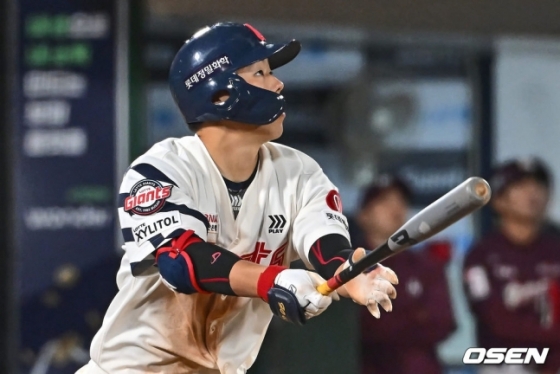 2일 부산 사직구장에서 2024 신한 SOL 뱅크 KBO 리그 롯데 자이언츠와 키움 히어로즈의 경기가 열렸다. 롯데 자이언츠 고승민이 8회말 무사 3루 역전 1타점 중견수 희생플라이를 치고 있다.