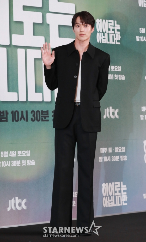 배우 장기용이 2일 오후 서울 마포구 상암동 스탠포드호텔에서 진행된 JTBC 드라마 '히어로는 아닙니다만' 제작발표회에 참석해 포즈를 취하고 있다. /2024.05.02 /사진=이동훈