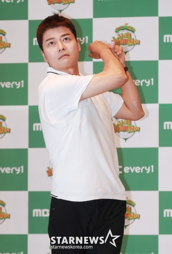 방송인 전현무가 7일 오전 서울 동대문구 앰배서더 풀만 호텔에서 진행된 MBC에브리원 예능 '나 오늘 라베했어' 제작발표회에 참석해 포즈를 취하고 있다.