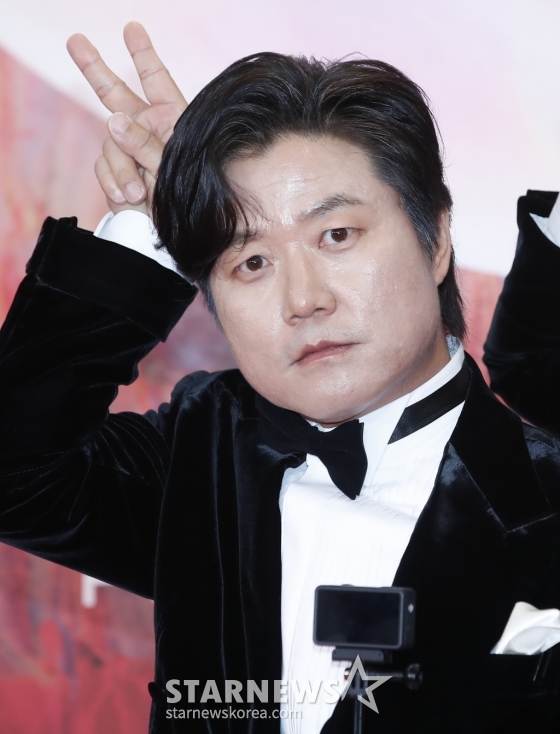 (서울=뉴스1) 권현진 기자 = 나영석 PD가 7일 오후 서울 강남구 코엑스에서 열린 '60회 백상예술대상' 레드카펫 행사에서 포즈를 취하고 있다. 2024.5.7/뉴스1 Copyright (C) 뉴스1. All rights reserved. 무단 전재 및 재배포, AI학습 이용 금지. /사진=(서울=뉴스1) 권현진 기자