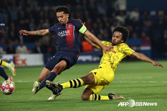 마르퀴뇨스(왼쪽)가 8일 오전 4시(한국시각) 프랑스 파리의 파리크 데 프랭스에서 열린 PSG 대 도르트문트 '2023~2024시즌 유럽축구연맹(UEFA) 챔피언스리그(UCL)' 4강 2차전에서 볼 경합을 펼치고 있다. /AFPBBNews=뉴스1 /AFPBBNews=뉴스1