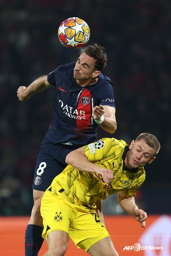 파비앙 루이스(왼쪽)가 8일 오전 4시(한국시각) 프랑스 파리의 파리크 데 프랭스에서 열린 PSG 대 도르트문트 '2023~2024시즌 유럽축구연맹(UEFA) 챔피언스리그(UCL)' 4강 2차전에서 공중볼을 따내고 있다. /AFPBBNews=뉴스1/AFPBBNews=뉴스1