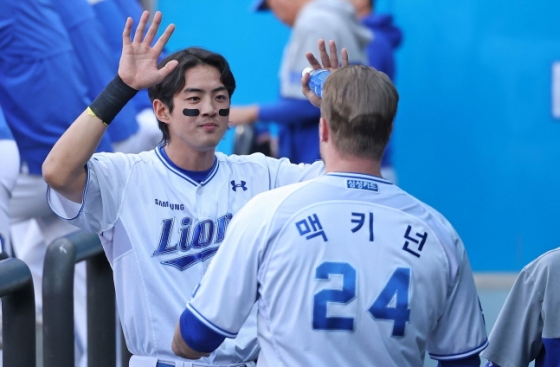 삼성 구자욱(왼쪽)과 맥키넌. /사진=삼성 라이온즈 제공