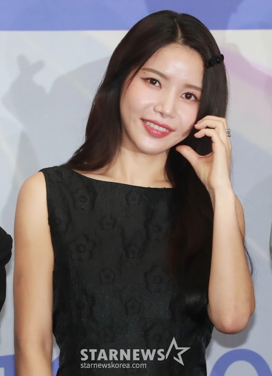 솔라가 8일 오전 서울 여의도 KBS에서 진행된 2TV 예능 '메이크메이트원'(MA1) 제작발표회에 참석해 포즈를 취하고 있다. '꿈꾸던 무대를 만들기 위해(MAKE) 친구(MATE)와 하나(ONE) 되는 시간'이라는 의미를 담은 글로벌 아이돌 데뷔 프로젝트 프로그램 '메이크메이트원'은 오는 15일 첫 방송된다. /2024.05.08 /사진=이동훈