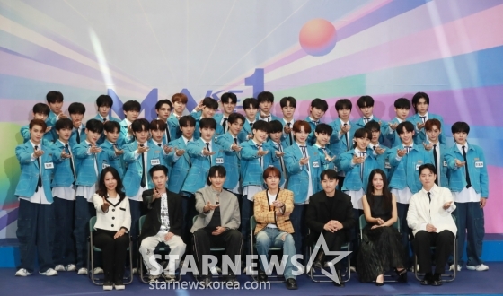 시우민, 김성은, 임한별, 인규, 솔라, 바타, 한해 등 C메이트와 참가자들이 8일 오전 서울 여의도 KBS에서 진행된 2TV 예능 '메이크메이트원'(MA1) 제작발표회에 참석해 포즈를 취하고 있다. '꿈꾸던 무대를 만들기 위해(MAKE) 친구(MATE)와 하나(ONE) 되는 시간'이라는 의미를 담은 글로벌 아이돌 데뷔 프로젝트 프로그램 '메이크메이트원'은 오는 15일 첫 방송된다. /2024.05.08 /사진=이동훈