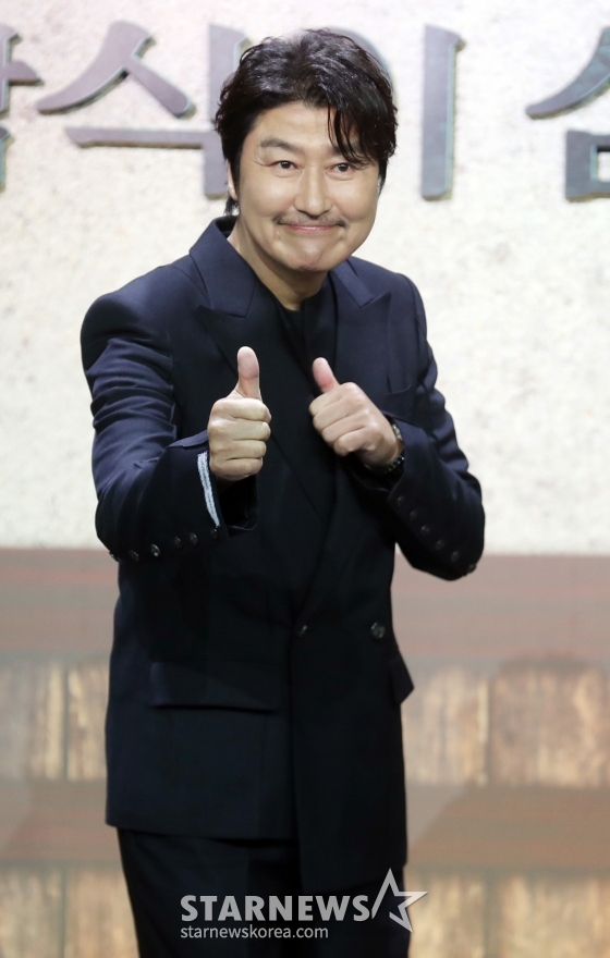 배우 송강호가 8일 오전 서울 강남구 그랜드인터콘티넨탈 파르나스 그랜드 볼룸에서 열린 디즈니+ 드라마 '삼식이 삼촌' 제작발표회에 참석해 포즈를 취하고 있다.   '삼식이 삼촌'은 전쟁 중에도 하루 세끼를 반드시 먹인다는 삼식이 삼촌(송강호 분)과 모두가 잘 먹고 잘 사는 나라를 만들고자 했던 엘리트 청년 김산(변요한 분)이 혼돈의 시대 속 함께 꿈을 이루고자 하는 뜨거운 이야기를 그린 작품으로 오는 15일 첫 방송을 앞두고 있다. 2024.05.08 /사진=임성균
