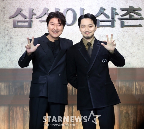 배우 송강호, 변요한이 8일 오전 서울 강남구 그랜드인터콘티넨탈 파르나스 그랜드 볼룸에서 열린 디즈니+ 드라마 '삼식이 삼촌' 제작발표회에 참석해 포즈를 취하고 있다.   '삼식이 삼촌'은 전쟁 중에도 하루 세끼를 반드시 먹인다는 삼식이 삼촌(송강호 분)과 모두가 잘 먹고 잘 사는 나라를 만들고자 했던 엘리트 청년 김산(변요한 분)이 혼돈의 시대 속 함께 꿈을 이루고자 하는 뜨거운 이야기를 그린 작품으로 오는 15일 첫 방송을 앞두고 있다. 2024.05.08 /사진=임성균