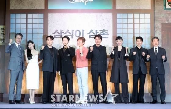 배우 유재명, 티파니 영, 서현우, 변요한, 신연식 감독, 송강호, 진기주, 오승훈, 주진모가 8일 오전 서울 강남구 그랜드인터콘티넨탈 파르나스 그랜드 볼룸에서 열린 디즈니+ 드라마 '삼식이 삼촌' 제작발표회에 참석해 포즈를 취하고 있다.   '삼식이 삼촌'은 전쟁 중에도 하루 세끼를 반드시 먹인다는 삼식이 삼촌(송강호 분)과 모두가 잘 먹고 잘 사는 나라를 만들고자 했던 엘리트 청년 김산(변요한 분)이 혼돈의 시대 속 함께 꿈을 이루고자 하는 뜨거운 이야기를 그린 작품으로 오는 15일 첫 방 /사진=임성균