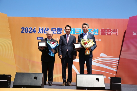 왼쪽부터 오라지오 다이타 코스타 세레나호 선장, 이완섭 서산시장, 백현 롯데관광개발 대표이사 사장