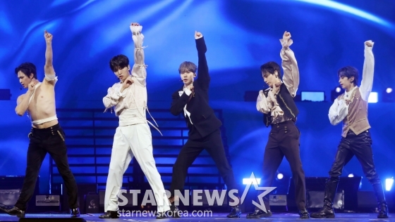 걸그룹 원어스(ONEUS)가 지난해 12월 14일 필리핀 아레나에서 열린 '2023 아시아 아티스트 어워즈 인 필리핀'(2023 Asia Artist Awards IN THE PHILIPPINES, 이하 '2023 AAA')에서 멋진 무대를 선보이고 있다. 원어스는 '2023 AAA'에서 AAA 이모티브상을 수상했다. /사진=김창현 기자