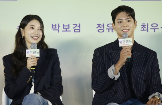 (서울=뉴스1) 권현진 기자 = 배우 수지와 박보검(오른쪽)이 9일 서울 용산구 CGV용산아이파크몰에서 열린 영화 '원더랜드‘(감독 김태용) 제작보고회에서 호흡에 대해 이야기 하고 있다. '원더랜드'는 죽은 사람을 인공지능으로 복원하는 영상통화 서비스 '원더랜드’를 통해 사랑하는 사람과 다시 만나는 이야기를 담은 작품이다. 2024.5.9/뉴스1 Copyright (C) 뉴스1. All rights reserved. 무단 전재 및 재배포, AI학습 이용 금지. /사진=(서울=뉴스1) 권현진 기자