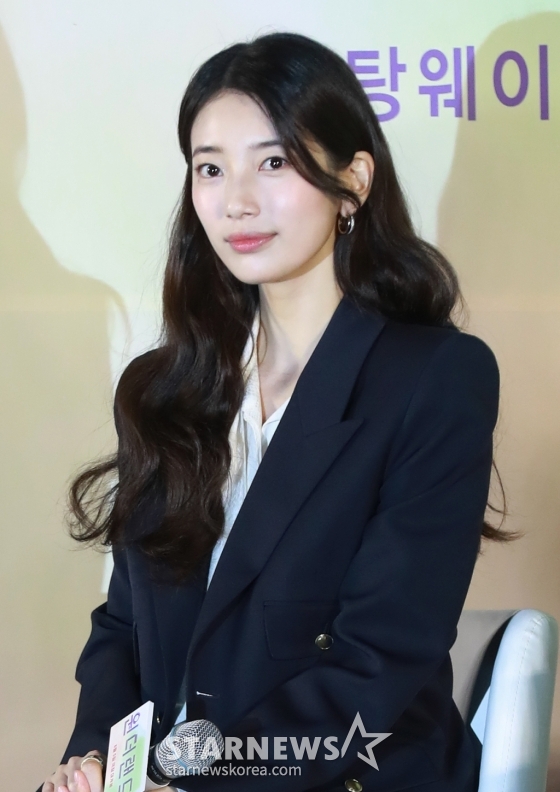 배우 수지가 9일 오전 서울 CGV용산아이파크몰에서 진행된 영화 '원더랜드'(감독 김태용) 제작발표회에 참석해 시작을 기다리고 있다. 빅데이터를 통해 세상을 떠난 사람을 구현해내는 원더랜드 서비스를 사용하는 사람들의 이야기를 그린 '원더랜드'는 6월 5일 개봉한다. /2024.05.09 /사진=이동훈