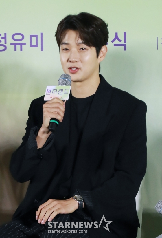 배우 최우식이 9일 오전 서울 CGV용산아이파크몰에서 진행된 영화 '원더랜드'(감독 김태용) 제작발표회에 참석해 질문에 답하고 있다. 빅데이터를 통해 세상을 떠난 사람을 구현해내는 원더랜드 서비스를 사용하는 사람들의 이야기를 그린 '원더랜드'는 6월 5일 개봉한다. /2024.05.09 /사진=이동훈