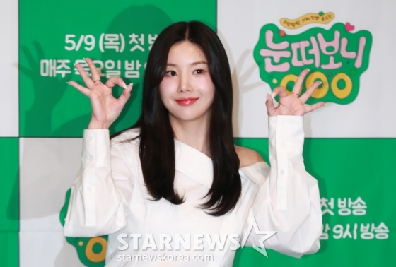 가수 권은비가 9일 오후 서울 마포구 아만티 호텔에서 진행된 ENA 예능 '눈떠보니 OOO' 제작발표회에 참석해 포즈를 취하고 있다. 어느 날 갑자기 OOO의 삶을 살게 된 스타들의 우당탕탕 리얼 일상 생존기 '눈떠보니 OOO'은 오늘(9일) 첫 방송된다. /2024.05.09 /사진=이동훈