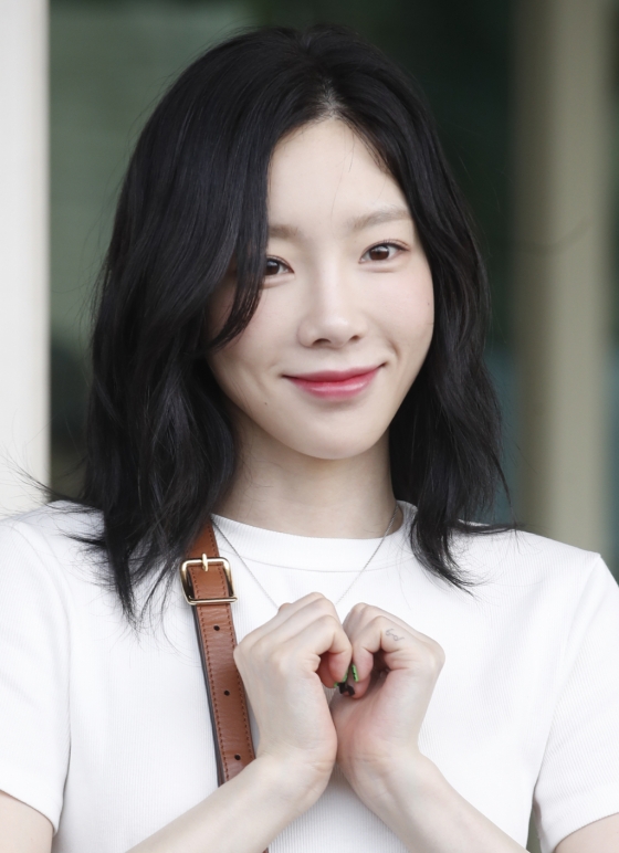 (인천공항=뉴스1) 권현진 기자 = 소녀시대 태연이 아시아 투어를 위해 21일 인천국제공항에 도착해 인도네시아 자카르타로 출국하기 전 인사를 하고 있다. 2023.7.21/뉴스1 Copyright (C) 뉴스1. All rights reserved. 무단 전재 및 재배포 금지. /사진=(인천공항=뉴스1) 권현진 기자