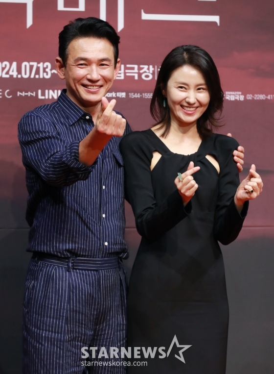 배우 황정민, 김소진이 10일 오후 서울 국립극장에서 진행된 연극 '맥베스' 제작발표회에 참석해 포즈를 취하고 있다. /2024.05.10 /사진=이동훈