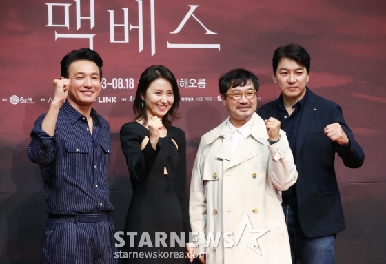 배우 황정민, 김소진, 양정웅 연출, 배우 송일국이 10일 오후 서울 국립극장에서 진행된 연극 '맥베스' 제작발표회에 참석해 포즈를 취하고 있다. /2024.05.10 /사진=이동훈