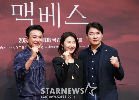 배우 황정민, 김소진, 송일국이 10일 오후 서울 국립극장에서 진행된 연극 '맥베스' 제작발표회에 참석해 포즈를 취하고 있다. /2024.05.10 /사진=이동훈