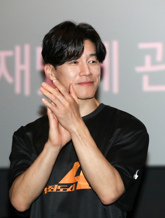 (서울=뉴스1) 이승배 기자 = 배우 김무열이 5일 서울 마포구 메가박스 홍대점에서 열린 범죄도시4 무대인사에서 박수치고 있다. 이날 영화진흥위원회 영화관 입장권 통합전산망 집계에 따르면 '범죄도시4'는 지난 4일 하루 동안 68만9914명의 관객을 동원하면서 박스오피스 1위에 올랐다. 누적 관객 수는 711만1384명이다. Copyright (C) 뉴스1. All rights reserved. 무단 전재 및 재배포, AI학습 이용 금지. /사진=(서울=뉴스1) 이승배 기자