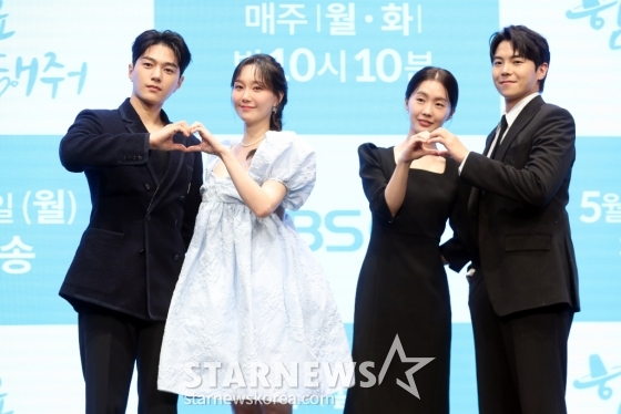 배우 김명수와 이유영, 조인, 박은석이 13일 오후 서울 영등포구 디큐브시티에서 진행된 KBS2 월화드라마 '함부로 대해줘' 제작발표회에 참석해 포즈를 취하고 있다. 2024.05.12 '함부로 대해줘'는 인의예지를 장착한 MZ선비 신윤복과 함부로 대해지는 삶에 지친 여자 김홍도의 무척 예의바른 로맨스 이야기로 오늘밤 첫 방송된다. 2024.05.12 /사진=임성균