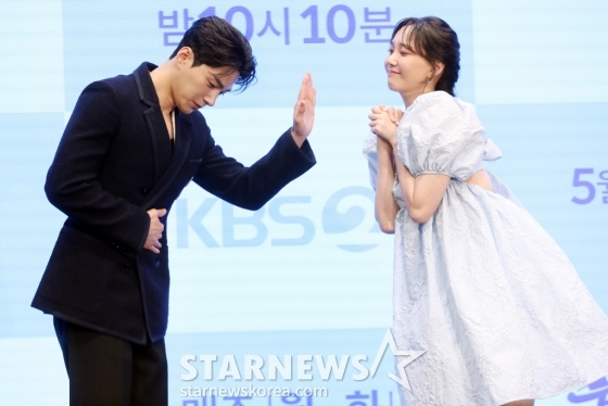 배우 김명수와 이유영이 13일 오후 서울 영등포구 디큐브시티에서 진행된 KBS2 월화드라마 '함부로 대해줘' 제작발표회에 참석해 포즈를 취하고 있다. 2024.05.12 '함부로 대해줘'는 인의예지를 장착한 MZ선비 신윤복과 함부로 대해지는 삶에 지친 여자 김홍도의 무척 예의바른 로맨스 이야기로 오늘밤 첫 방송된다. 2024.05.12 /사진=임성균
