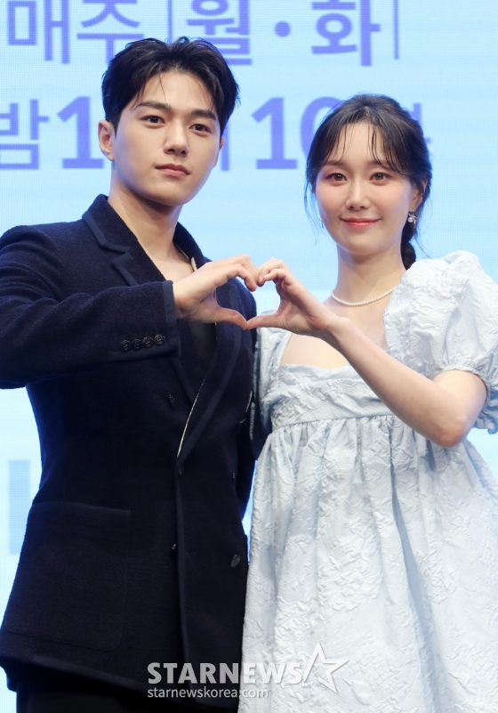 배우 김명수와 이유영이 13일 오후 서울 영등포구 디큐브시티에서 진행된 KBS2 월화드라마 '함부로 대해줘' 제작발표회에 참석해 포즈를 취하고 있다. 2024.05.12 '함부로 대해줘'는 인의예지를 장착한 MZ선비 신윤복과 함부로 대해지는 삶에 지친 여자 김홍도의 무척 예의바른 로맨스 이야기로 오늘밤 첫 방송된다. 2024.05.12 /사진=임성균