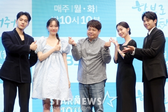 배우 김명수와 이유영, 장양호 감독, 조인, 박은석이 13일 오후 서울 영등포구 디큐브시티에서 진행된 KBS2 월화드라마 '함부로 대해줘' 제작발표회에 참석해 포즈를 취하고 있다. 2024.05.12 '함부로 대해줘'는 인의예지를 장착한 MZ선비 신윤복과 함부로 대해지는 삶에 지친 여자 김홍도의 무척 예의바른 로맨스 이야기로 오늘밤 첫 방송된다. 2024.05.12 /사진=임성균